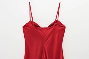 Détail du dos d'une robe en satin rouge foncé avec bretelles et zip invisible