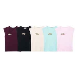 Dettaglio di gilet in maglia con fibbie in metallo dorato chic su scolli a V in 5 colori