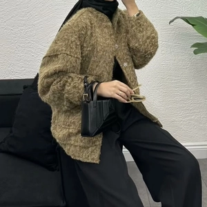 Cardigan marron en laine synthétique pour femme avec bords francs et boutonnage simple