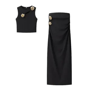 Damen Elegant Schwarz Ausschnitt Ärmellos Crop Top Und Gerafft Hohe Taille Lange Rock Mit Goldene Rose Metall Zubehör