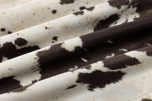 Vue macro détaillée de la texture du tissu à imprimé vache et du motif animalier marron