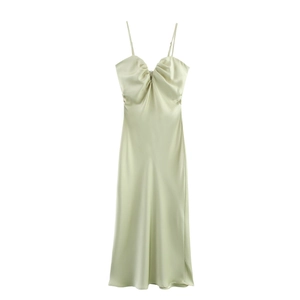 Robe midi en satin vert sauge avec décolleté en cœur et détails de corsage froncés