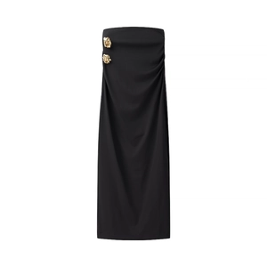 Elegantes schwarzes trägerloses Maxikleid mit goldener Rose und seitlicher Drappierung