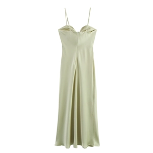 Détail de l'élégante robe midi en satin vert pâle avec décolleté en cœur et texture soie lisse