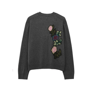 Vue détaillée du dos d'un cardigan gris foncé avec broderie florale de roses roses