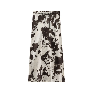 Ensemble jupe midi à imprimé vache pour femme avec ceinture noire et texture satinée