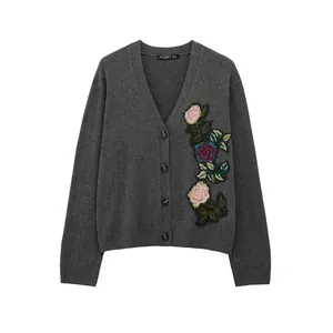 Gilet en Maille pour Femme avec Col en V et Broderie de Roses Boutonné Manches Longues Gris Foncé