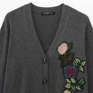 Cardigan gris foncé à col en V pour femmes avec broderie florale de rose exquise