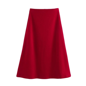 Elegante falda midi de línea A en terciopelo rojo de talle alto con brillo metálico