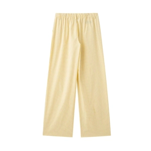 Détail de la taille élastique et des rayures verticales bleues sur le pantalon plissé jaune