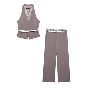 Vista piatta del gilet gessato e pantaloni a gamba larga con cintura bianca