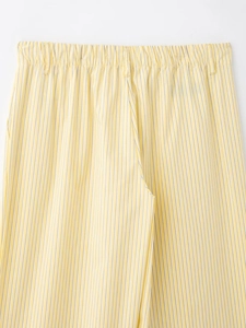 Détail du pantalon à rayures jaunes et blanches avec taille élastique et passants de ceinture