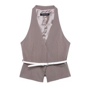 Dettaglio del gilet a righe con scollo a V all'americana e cintura sottile bianca