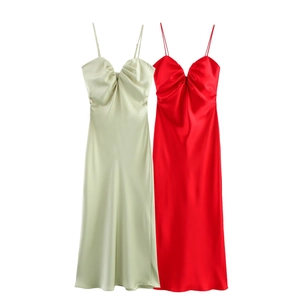 Robe midi élégante en satin avec décolleté en cœur en vert champagne et rouge vif
