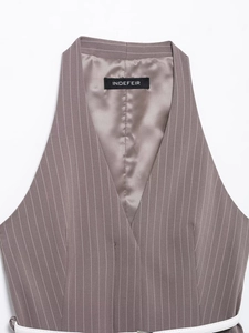 Dettaglio del gilet grigio gessato con scollo a V, fodera in seta e logo del marchio