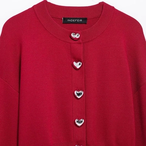 Cardigan in maglia rossa con bottoni argentati a forma di cuore e girocollo