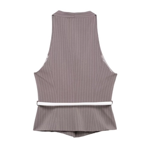 Dettaglio posteriore del gilet grigio gessato con sottile cintura bianca in vita