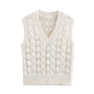 Détail d'un gilet en maille à motif feuille avec col en V et crochet texturé complexe