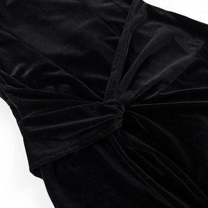 Gros plan sur le tissu en velours noir avec un nœud torsadé élégant et des plis