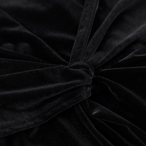 Gros plan détaillé du nœud torsadé en velours noir sur cette robe de soirée élégante