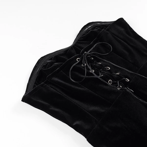 Détail du haut bustier en velours noir avec laçage style corset et œillets argentés