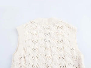 Vue détaillée du gilet en maille ajourée avec texture complexe de crochet en feuille