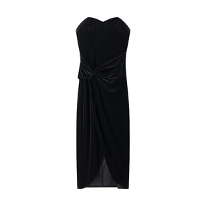 Détail du nœud à la taille et texture douce de la robe bustier en velours noir élégante
