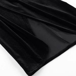 Vue détaillée d'une robe de soirée en velours noir avec fente latérale et coutures précises