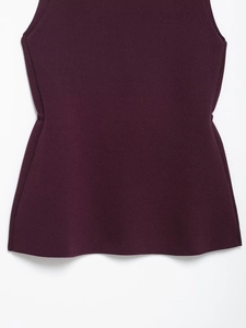 Détail du tricot côtelé violet foncé avec plis à la taille et boucle métallique décorative