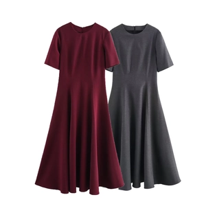 Robes ligne A à manches courtes en bordeaux et gris foncé avec taille plissée élégante