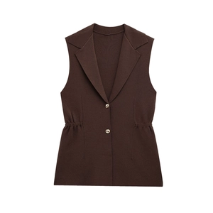 Gilet en tricot marron avec col à revers, boutons métalliques et taille plissée ajustée