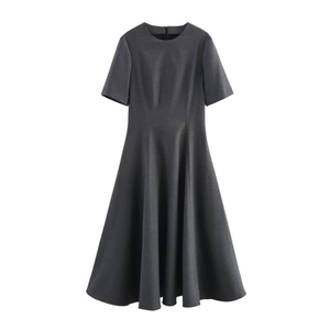 Robe midi gris foncé à manches courtes avec taille plissée et silhouette trapèze