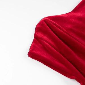 Gros plan sur la texture du tissu en velours rouge montrant les fibres et l'éclat