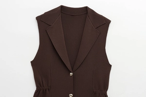 Détail du haut en tricot marron sans manches avec col à revers et boutons dorés