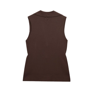 Détail montrant la texture uniforme et l'ourlet d'un haut sans manches en tricot marron