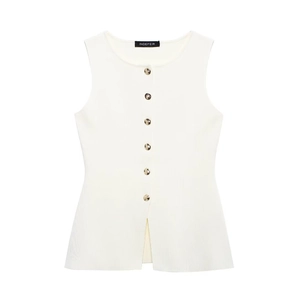 Détail d'un gilet en tricot côtelé blanc avec boutons dorés et texture fine en maille