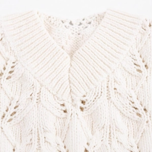Gilet chic en coton tricoté blanc crème avec col en V et texture dentelle ajourée