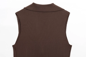 Détail d'un haut sans manches en maille marron foncé avec col montant et texture nervurée