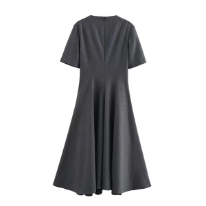 Détail de la robe trapèze grise plissée avec fermeture éclair invisible dans le dos