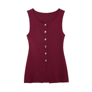 Détail d'un gilet en tricot bordeaux avec boutons dorés et fente sur le bas du vêtement