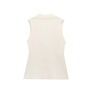 Détail arrière d'un débardeur en tricot beige avec col et fentes latérales sur fond blanc