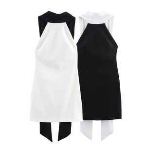 Détail de robe courte dos nu sans manches avec bretelles contrastées et attaches au dos