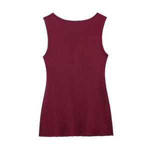 Détail du débardeur en tricot bordeaux avec texture lisse et design à encolure ronde