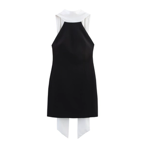 Mini robe noire sans manches à licou avec détail d'écharpe contrastée blanche