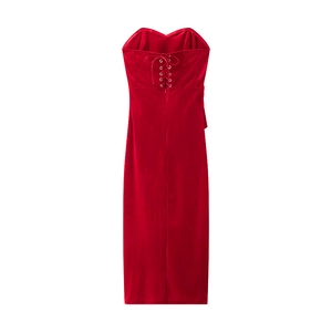 Détail du laçage style corset au dos de cette élégante robe longue bustier rouge vif