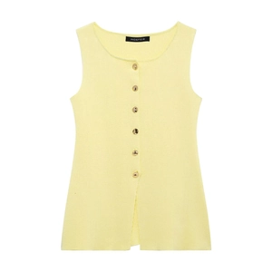 Vue détaillée du gilet en tricot jaune clair avec boutons dorés et col rond chic
