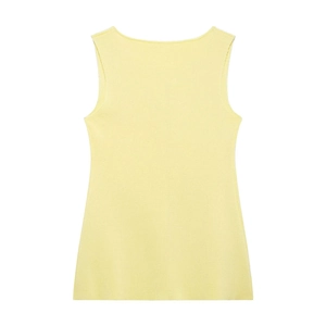 Vue détaillée d'un débardeur en maille jaune pâle avec boutons dorés et point plat