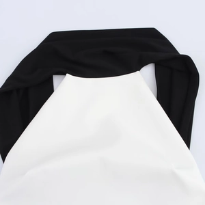Détail de la robe bicolore noir et blanc montrant le contraste et le tissu fluide
