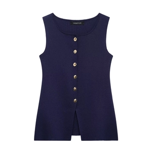Détail du gilet en maille bleu marine avec boutons dorés et fente à l'ourlet
