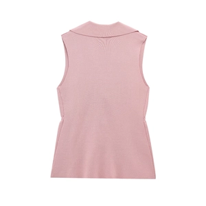 Vue détaillée du haut en maille rose sans manches avec col à revers élégant et texture douce